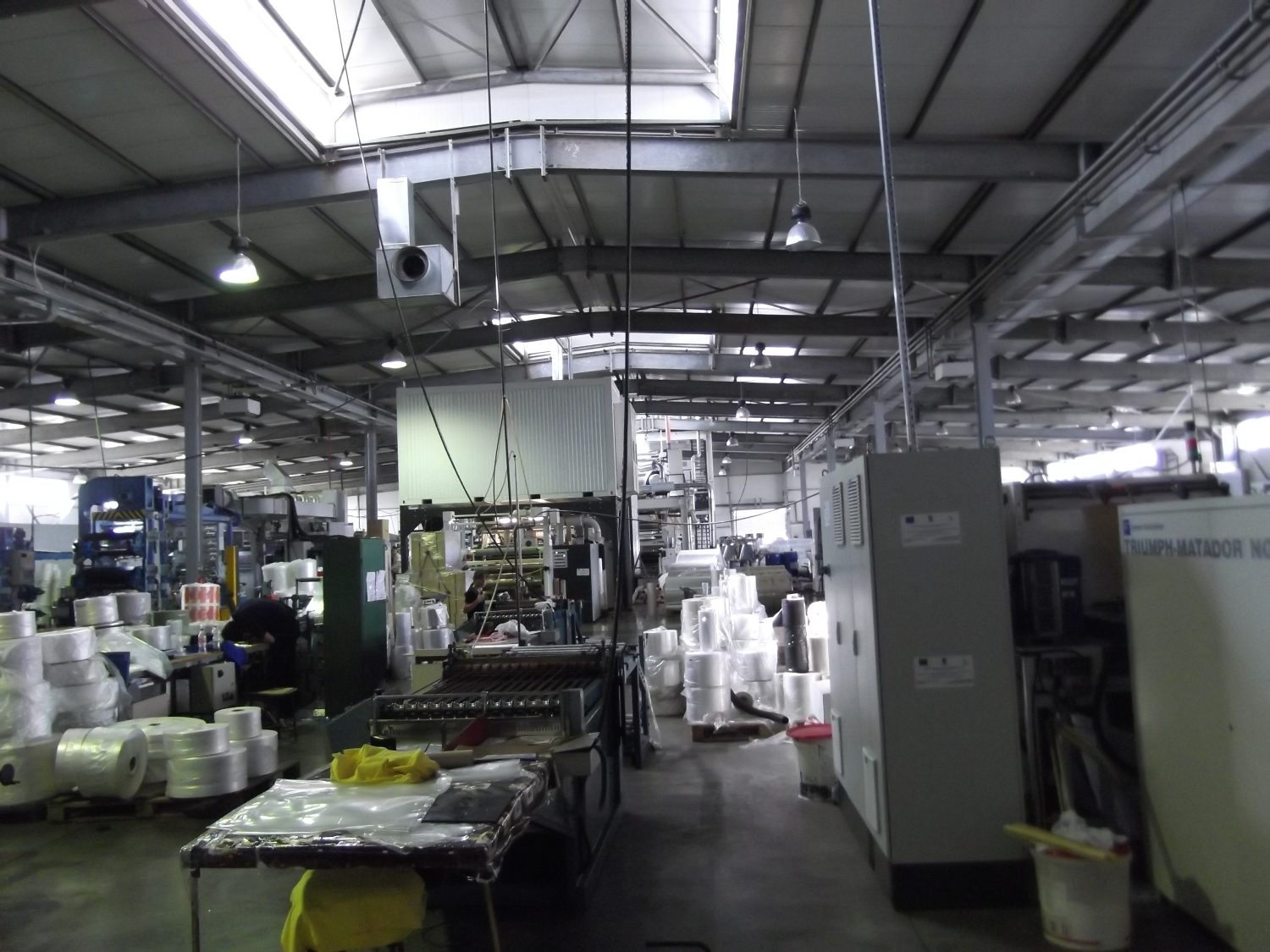Instalație electrică într-o hală industrială